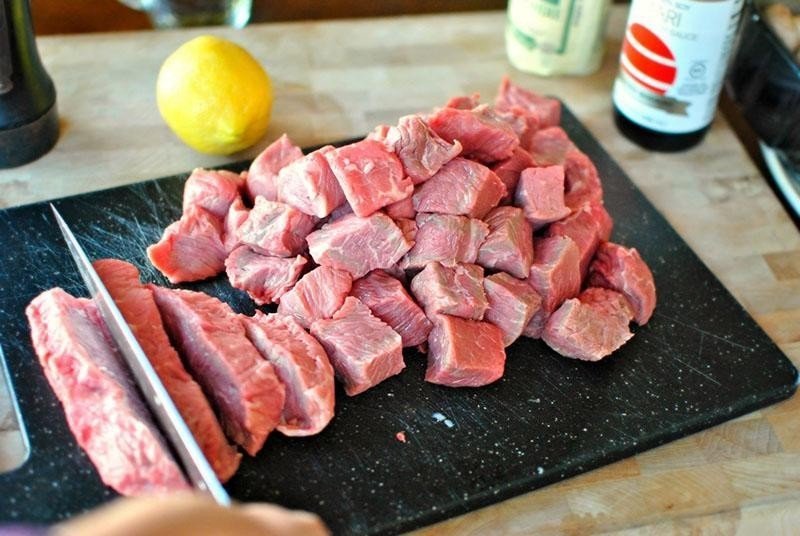 Поперёк волокон мясо на шашлык из свинины