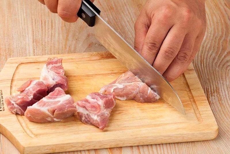 Порезать мясо на шашлык
