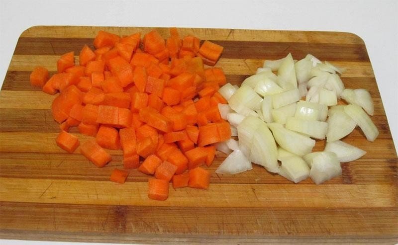 Репчатый лук и морковь нарезают кубиками