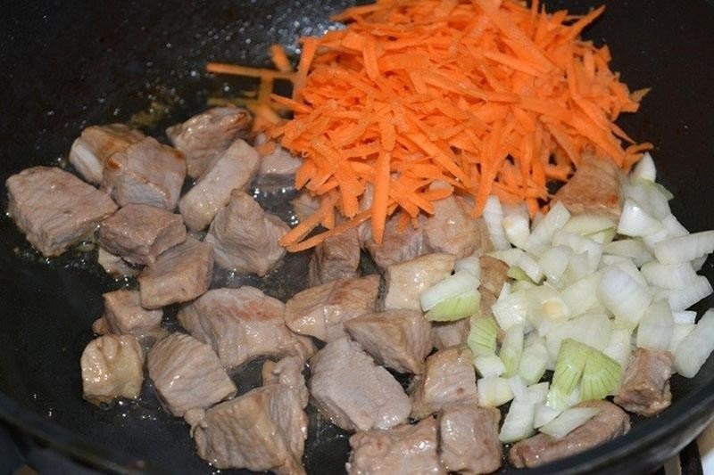 Жареное мясо с луком и морковью