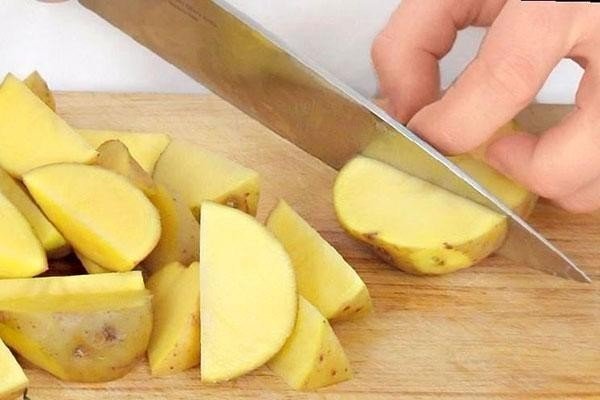 Картофель с кожурой нарезанный