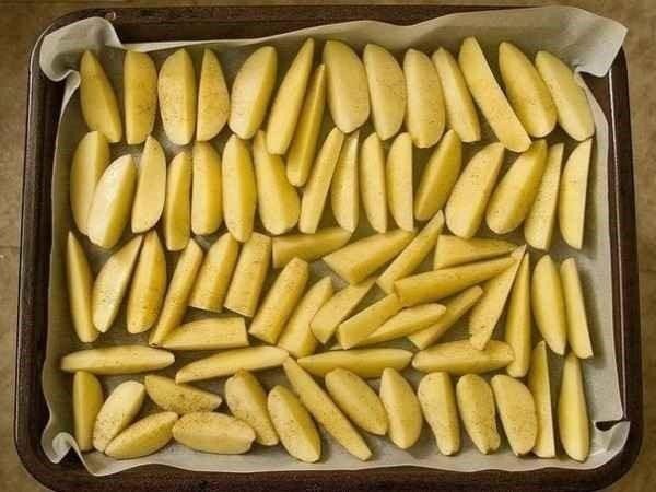 Картошка по деревенски в духовке на пергаменте