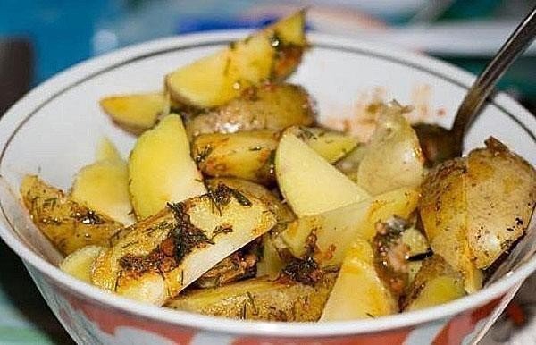 Картошка в духовки с лукам