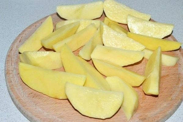 Вареный картофель нарезают ломтиками