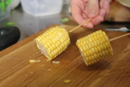 Вареная кукуруза на палочке
