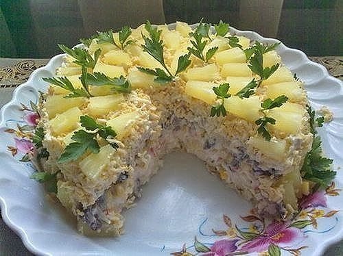 Слоеный салат с ананасами