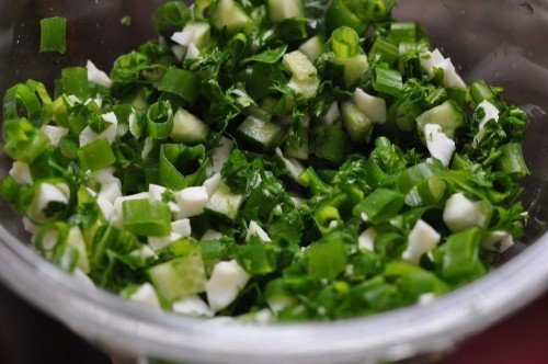 Салат из зелени с редисом