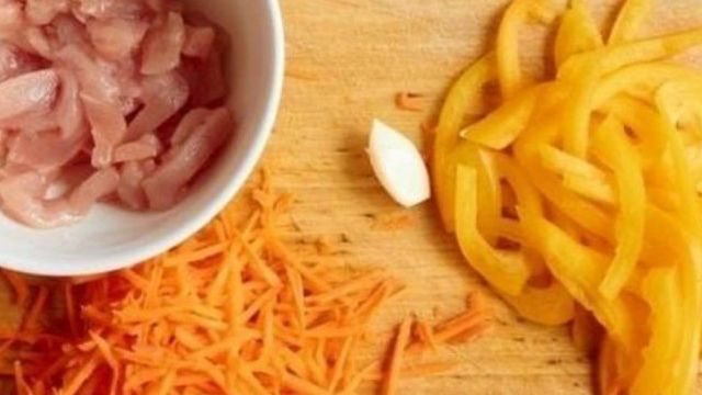Салат курица, морковь по-корейски, болгарский перец