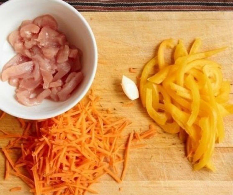 Салат соломка с копченой колбасой и морковью по корейски