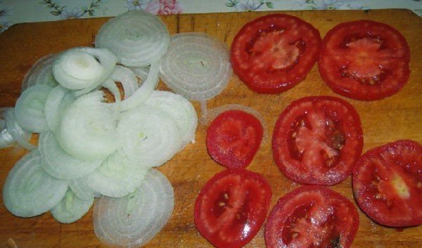 Лук нарезанный помидорами в дом условиях