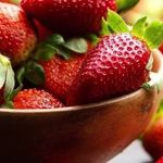 Клубника круглый год: особенности выращивания и ухода за ягодой в парнике
