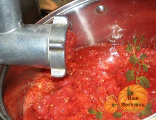 Аджика из помидор и перца болгарского моркови и лука через мясорубку