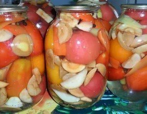 Консервированные помидоры с перцем болгарским и луком