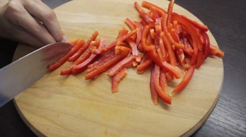 Порезать перец соломкой в салат