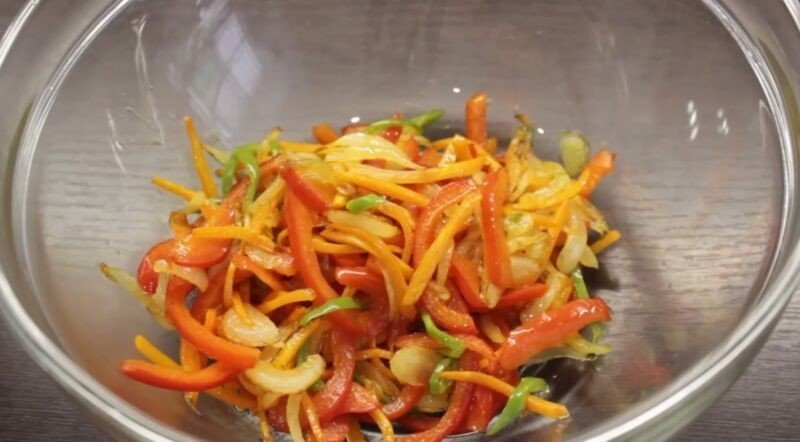 Салат из моркови и свежего огурца
