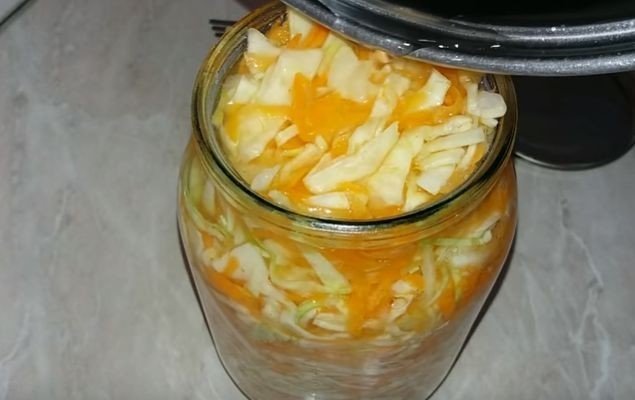 Квашеная капуста с яблоками и морковью в банке на зиму