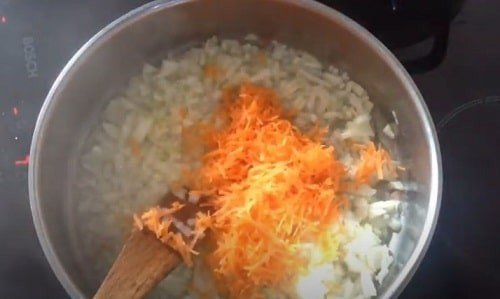 Голубцы из свежей капусты в кастрюле с томатной пастой и морковью