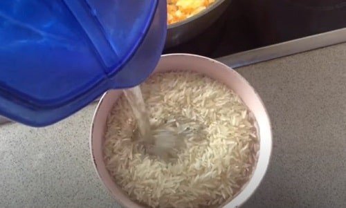 Рис в кастрюле