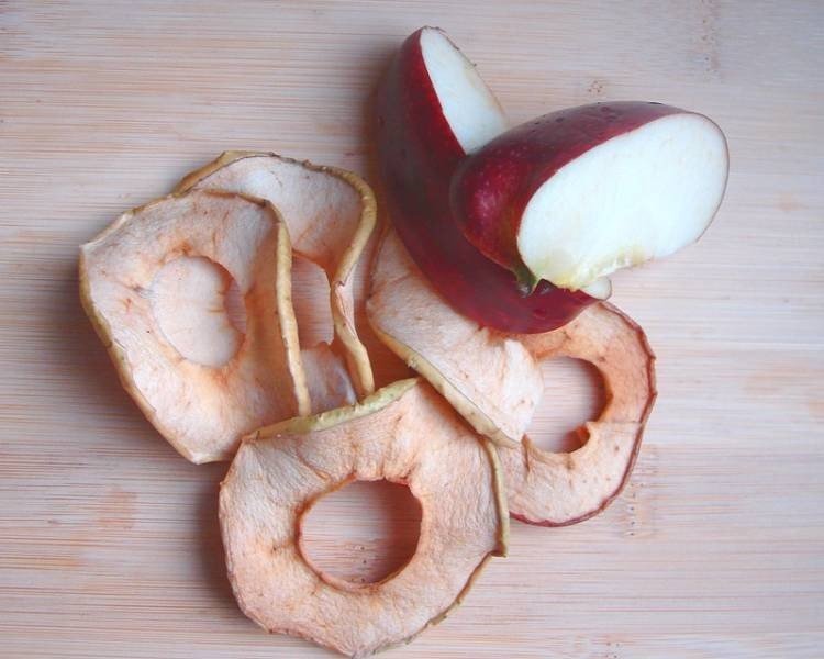 Яблоко разрезанное пополам красное