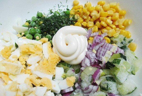 Салат с горошком и кукурузой